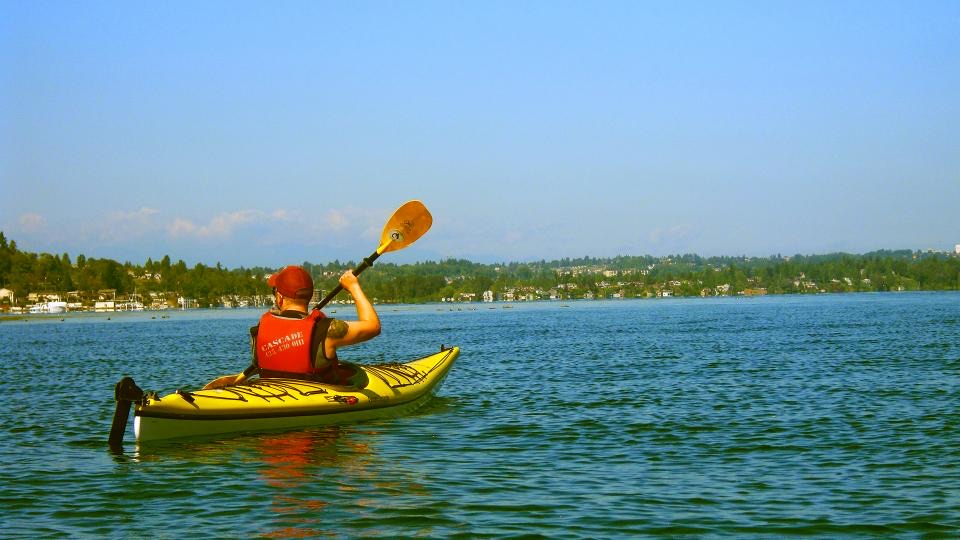 คนพายเรือคายัคสีเหลืองบนทะเลสงบ